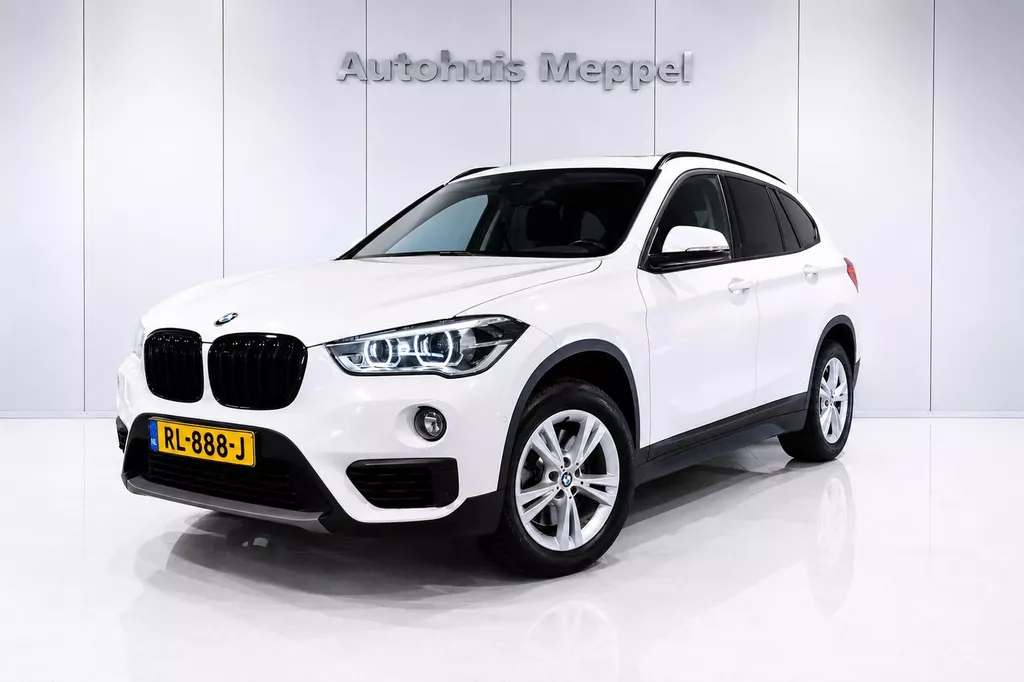 BMW X1 sDrive20i Pano*LED+*NaviPro*Head-Up*Trekhaak*PDC