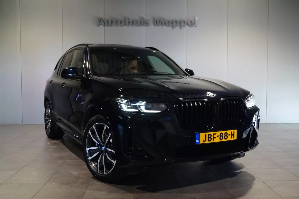 BMW X3 xDrive30e ** GERESERVEERD ** M-sport/// | Adaptieve LED | Head-up Display | HiFi | Panoramadak |