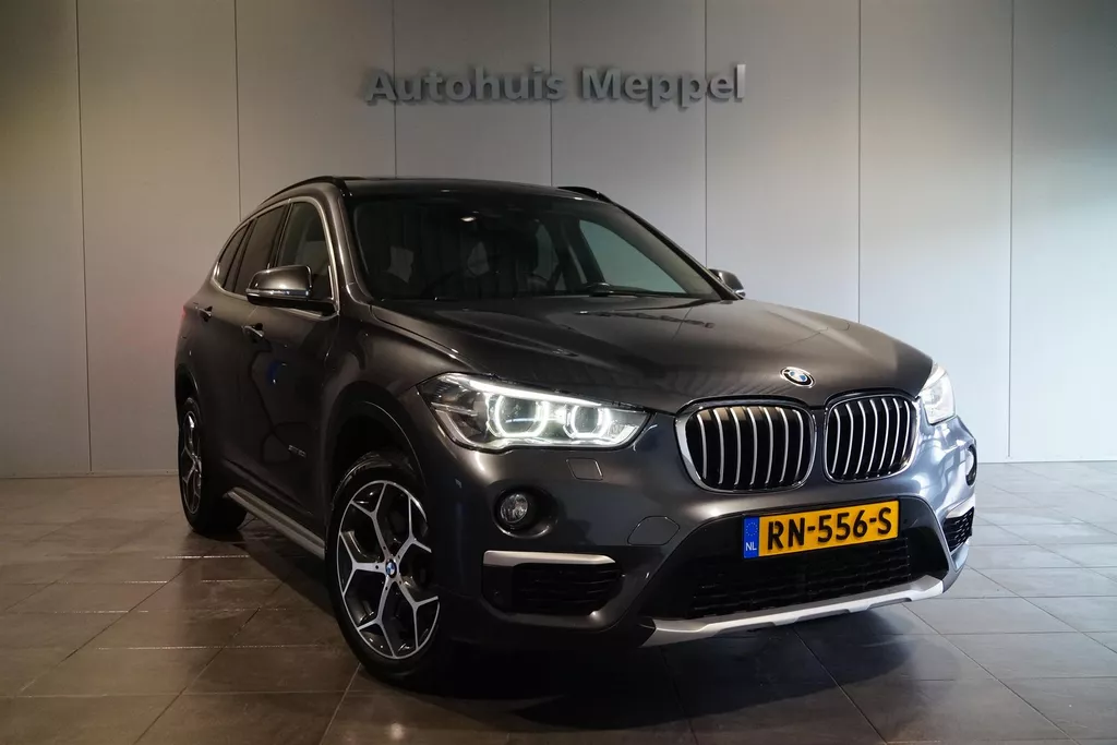 BMW X1 sDrive20i X Line | Apple carplay / Android auto | PDC | Head-Up Display | Panoramadak | LED | Trekhaak |
