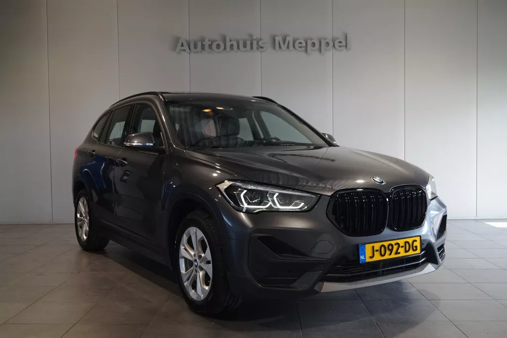 BMW X1 xDrive25e Trekhaak | LED | Head-up display | Panoramadak | H/K Geluid systeem |