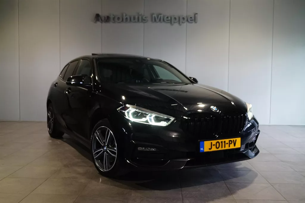 BMW 1 Serie 118i Sport Line | LED | Harman/Kardon | Panoramadak |